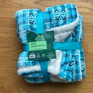 Cozy Sherpa Throw Blanket